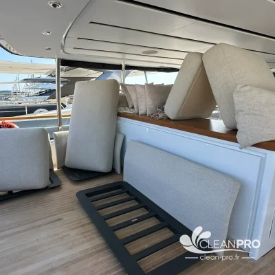 Coussins extérieurs de yacht mis à sécher après nettoyage
