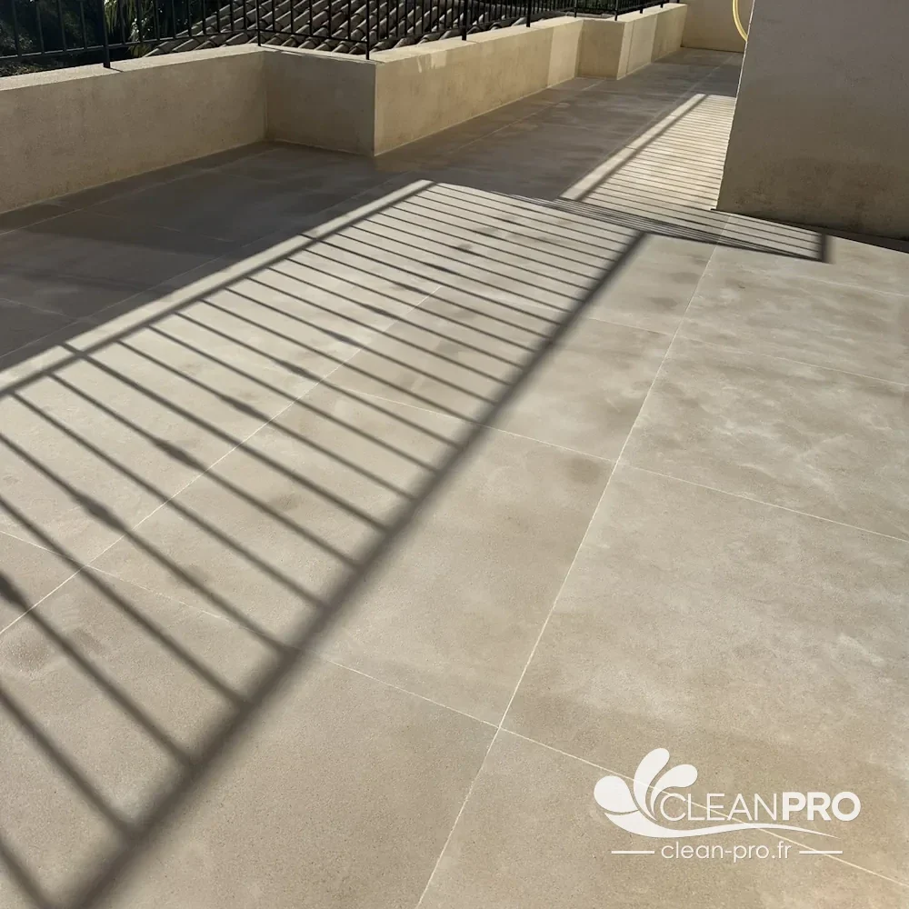 Sol ancien en carreaux à motifs aux couleurs ravivées après nettoyage à la monobrosse et application d'une protection à Nice